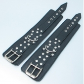 Чёрные кожаные оковы с клепками - БДСМ Арсенал - купить с доставкой в Люберцах