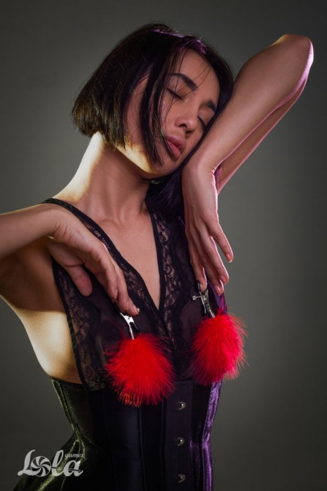 Зажимы на соски с красным пухом Euphoric - Lola Games - купить с доставкой в Люберцах